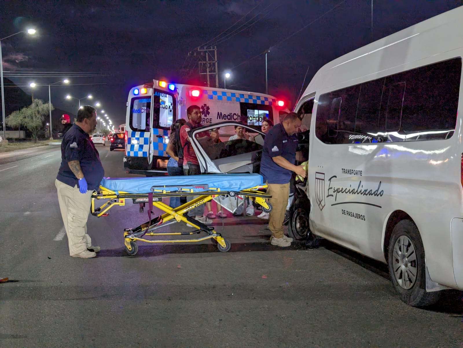 Queda atrapado tras choque en periférico R. Almada