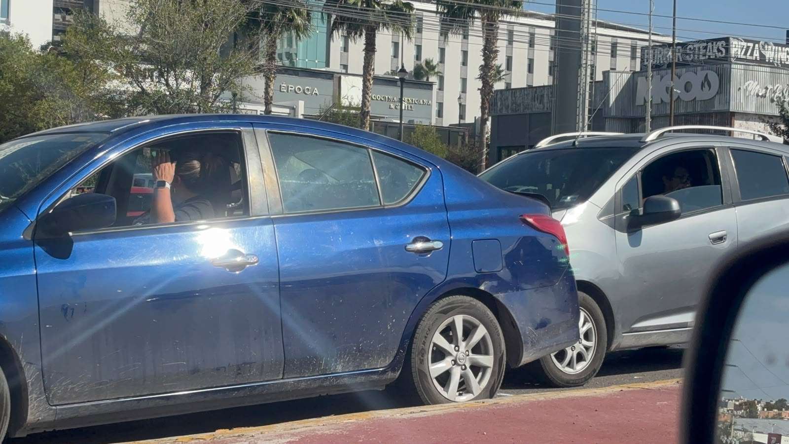 Choque entre tres vehículos provoca caos vial en el Perif. de la Juventud
