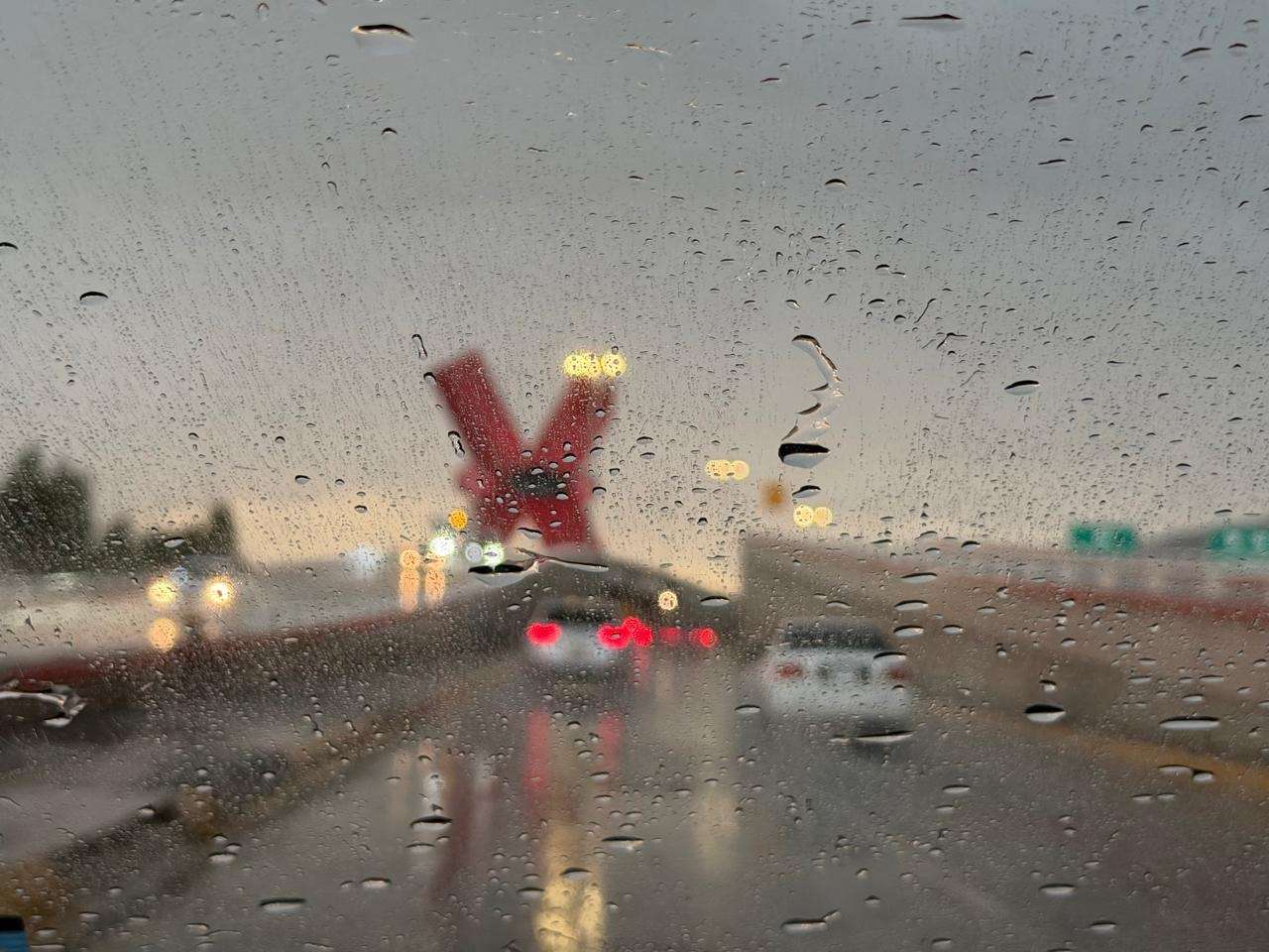 Inician fuertes lluvias y granizo en la ciudad