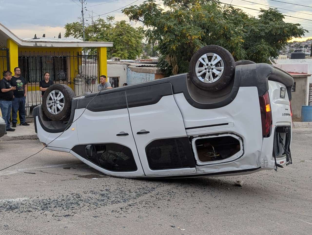 Vuelca Peugeot al ser impactado por un Corolla en la Campesina