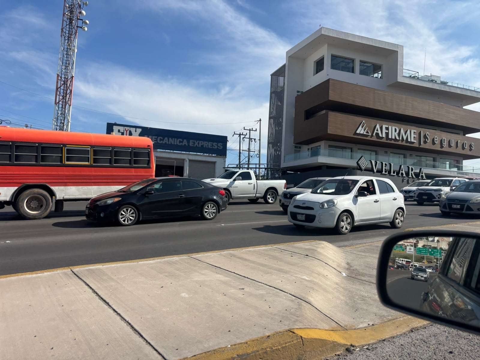 Choque entre tres vehículos provoca caos vial en el Perif. de la Juventud