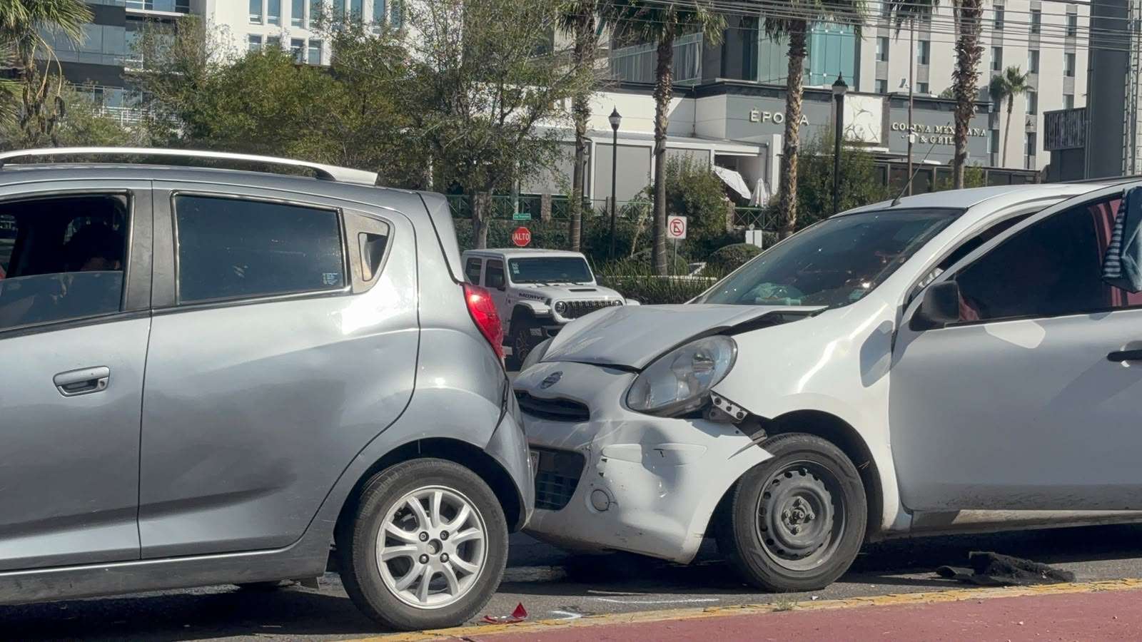 Choque entre tres vehículos provoca caos vial en el Perif. de la Juventud