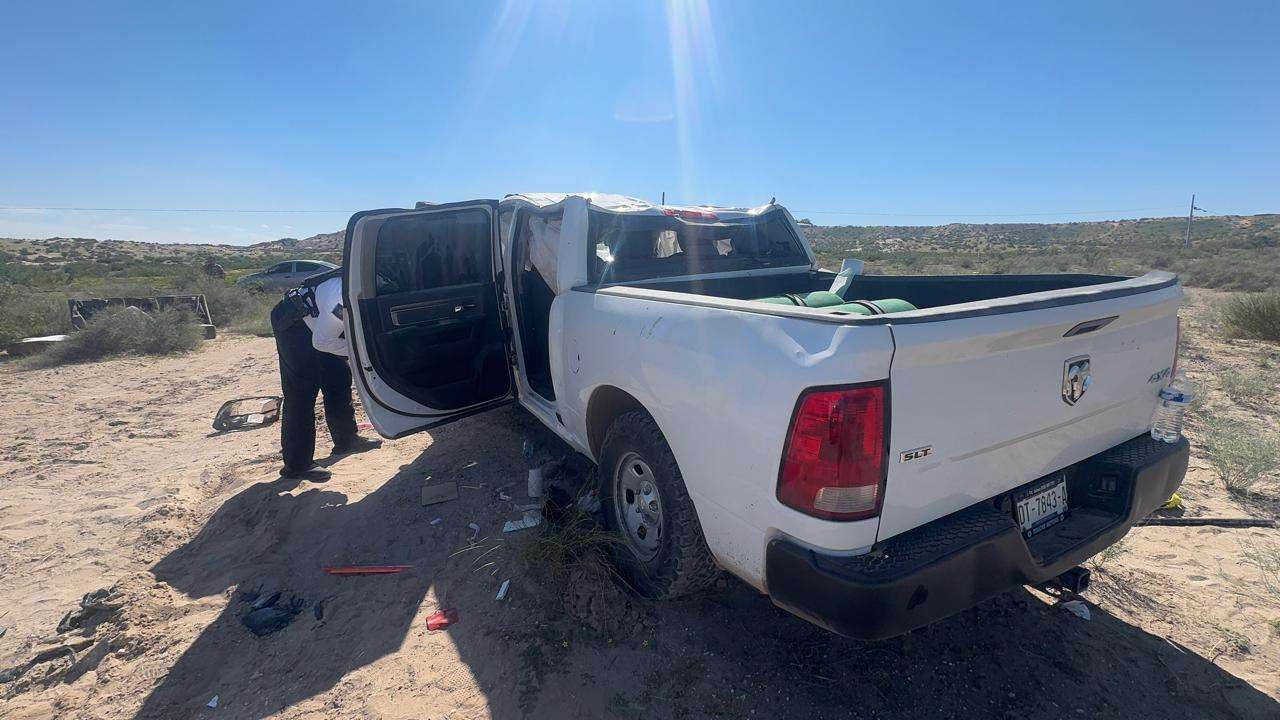 Se vuelcan policías estatales en la carretera rumbo a Santa Teresa