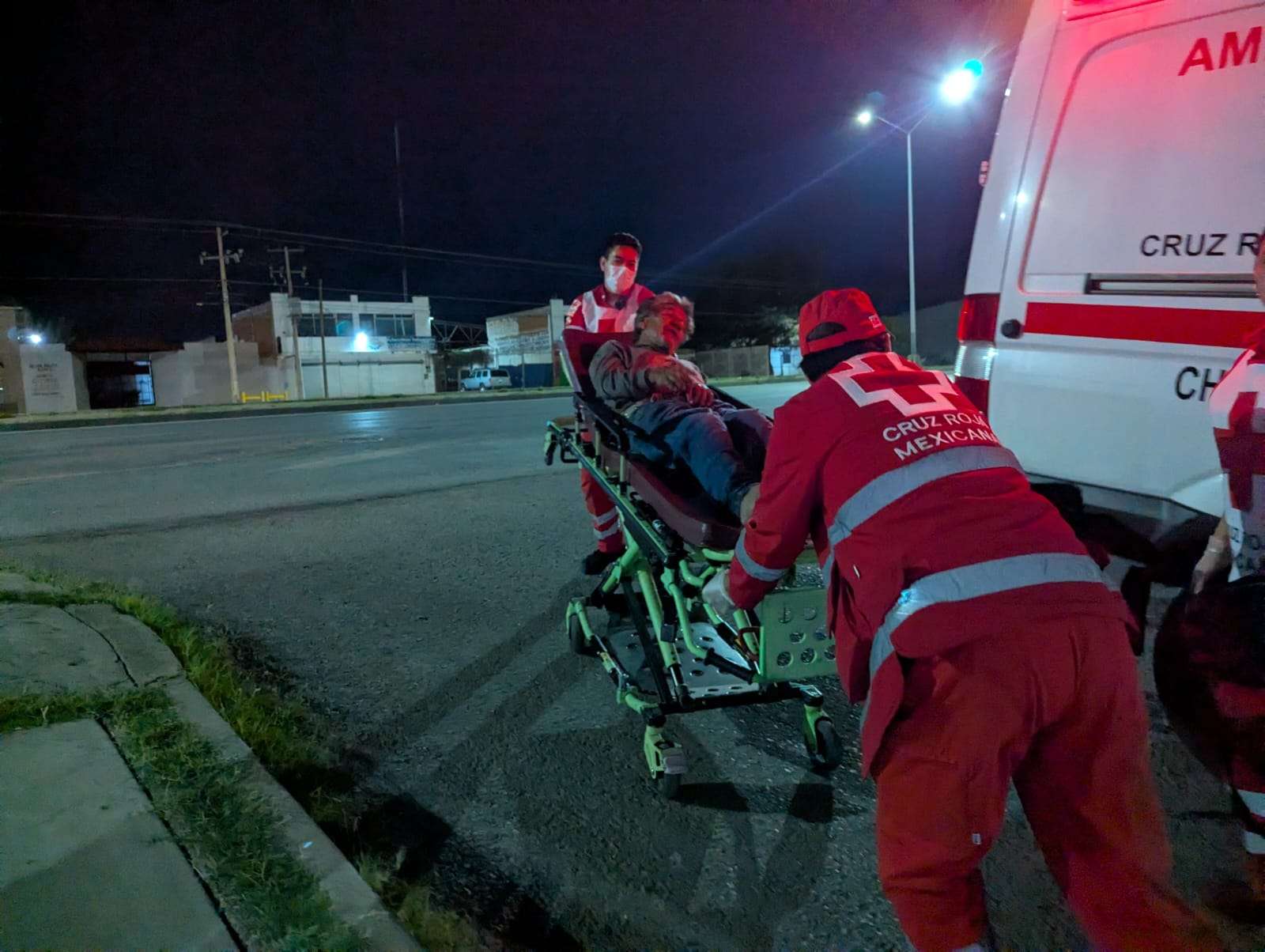 Arrolla camión urbano a adulto mayor en la División del Norte