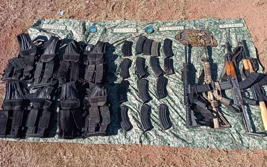 Aseguran armas, cartuchos y equipo táctico en Santa Isabel