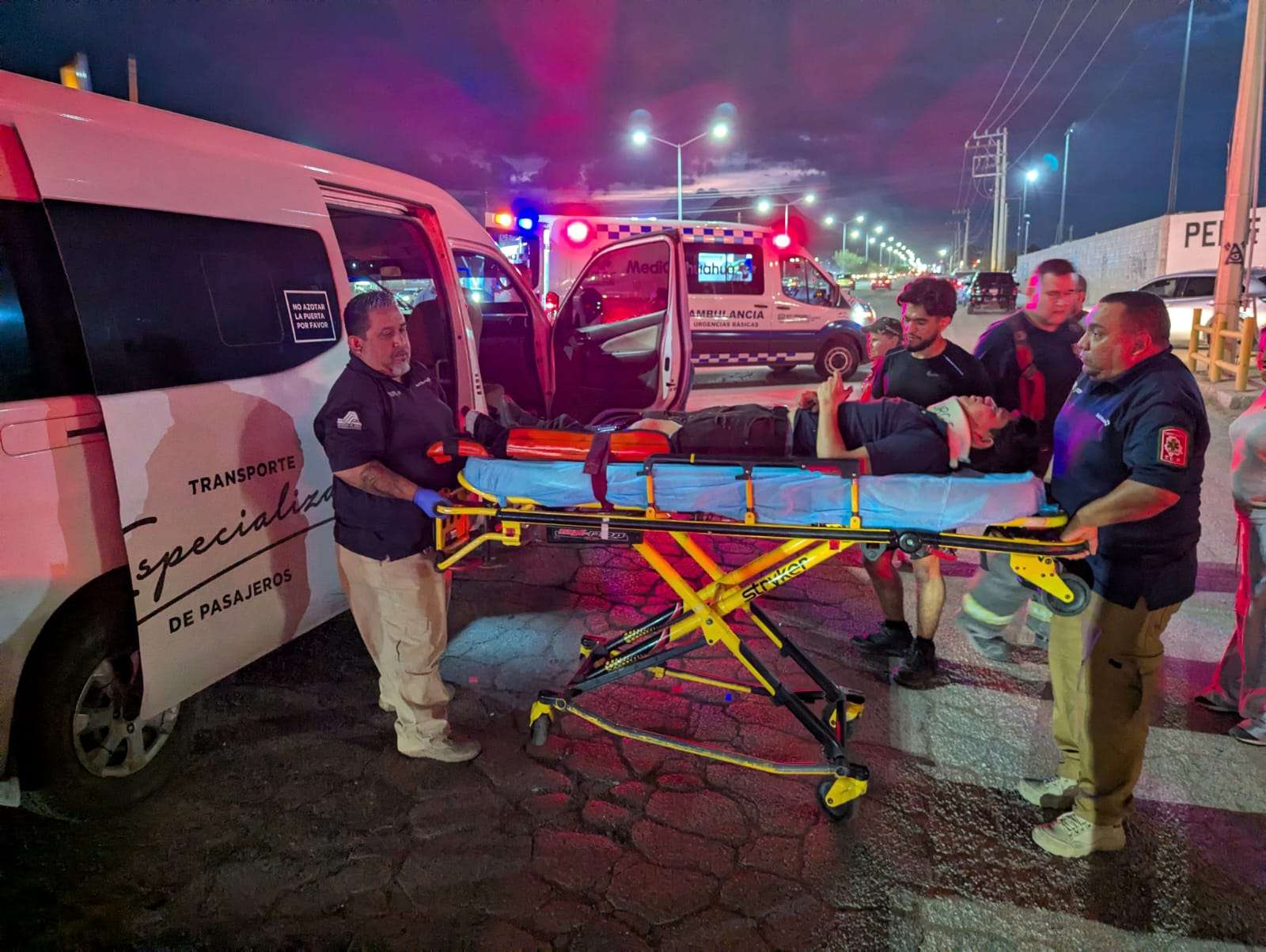 Queda atrapado tras choque en periférico R. Almada