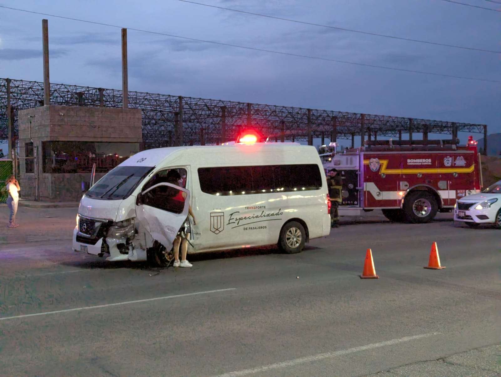 Queda atrapado tras choque en periférico R. Almada