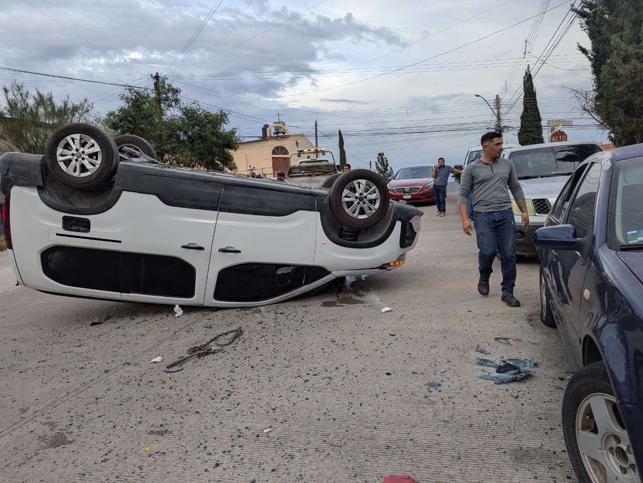 Vuelca Peugeot al ser impactado por un Corolla en la Campesina