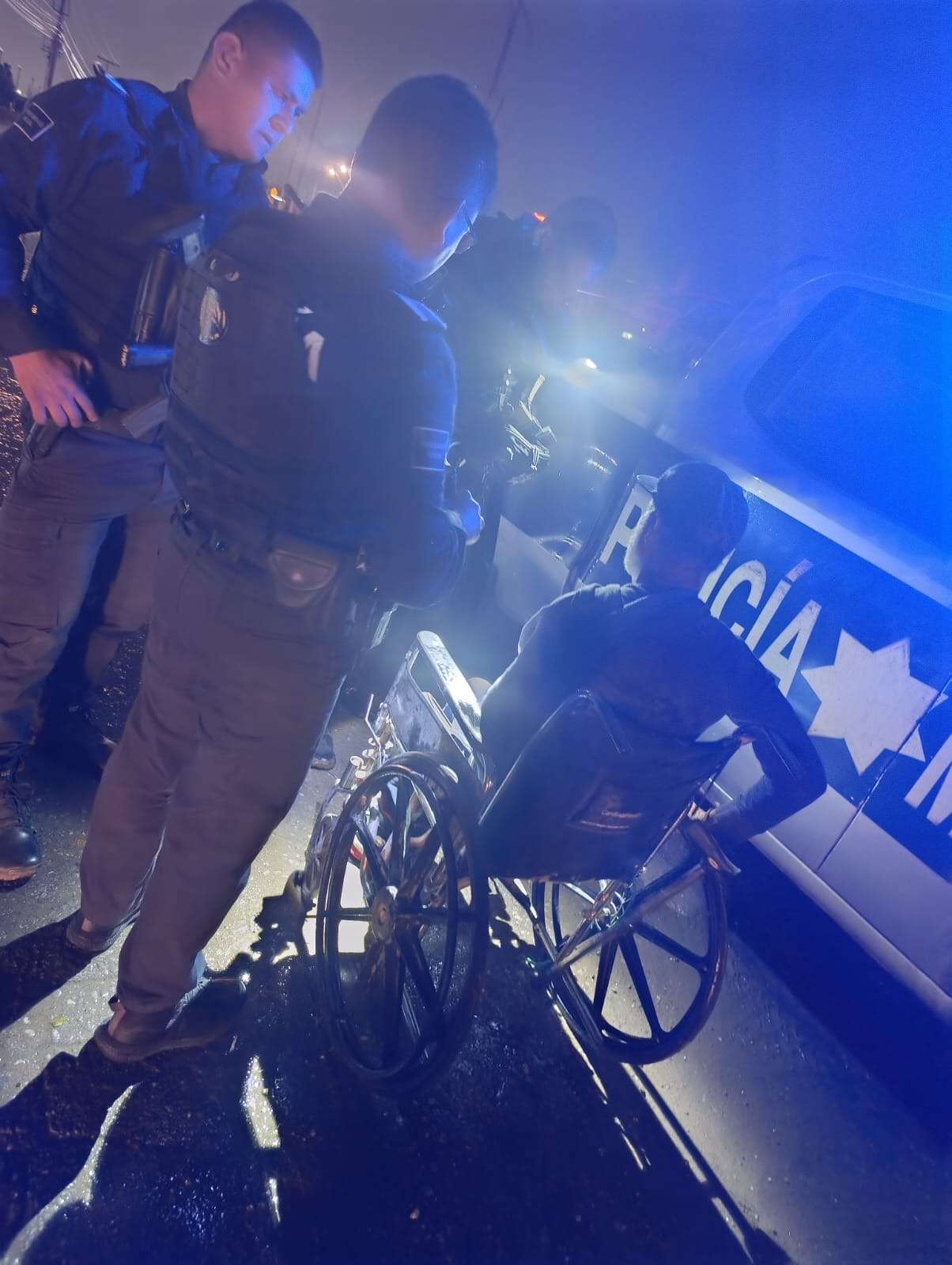 Apoyan a hombre en silla de ruedas tras encontrase en complicaciones por fuertes lluvias