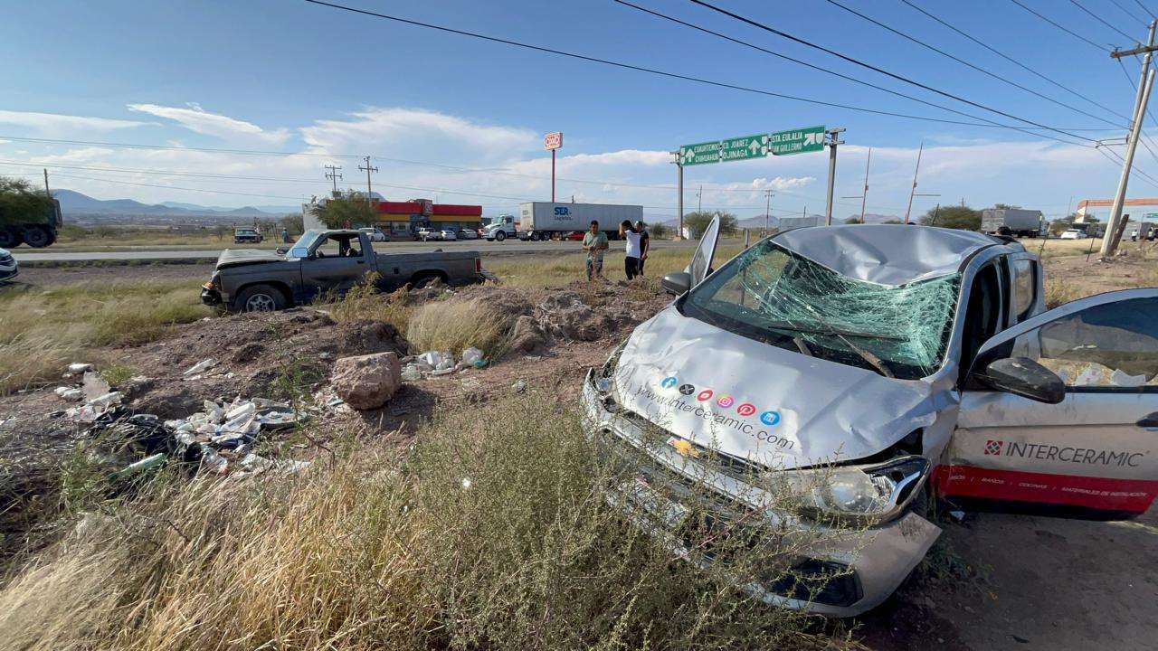 Deja choque-volcadura en la carretera Delicias-Chihuahua, dos heridos