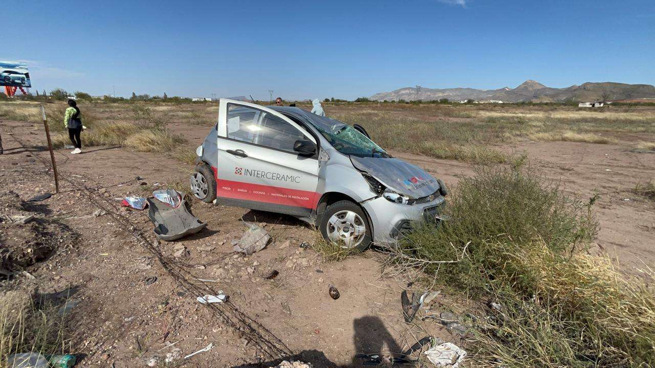 Deja choque-volcadura en la carretera Delicias-Chihuahua, dos heridos