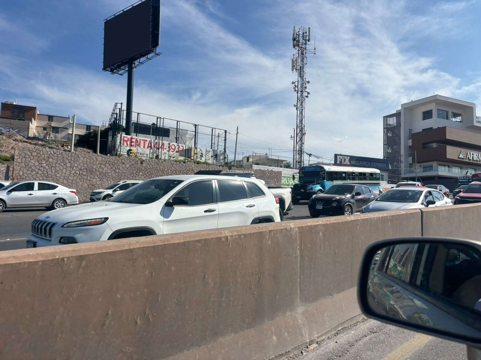 Choque entre tres vehículos provoca caos vial en el Perif. de la Juventud