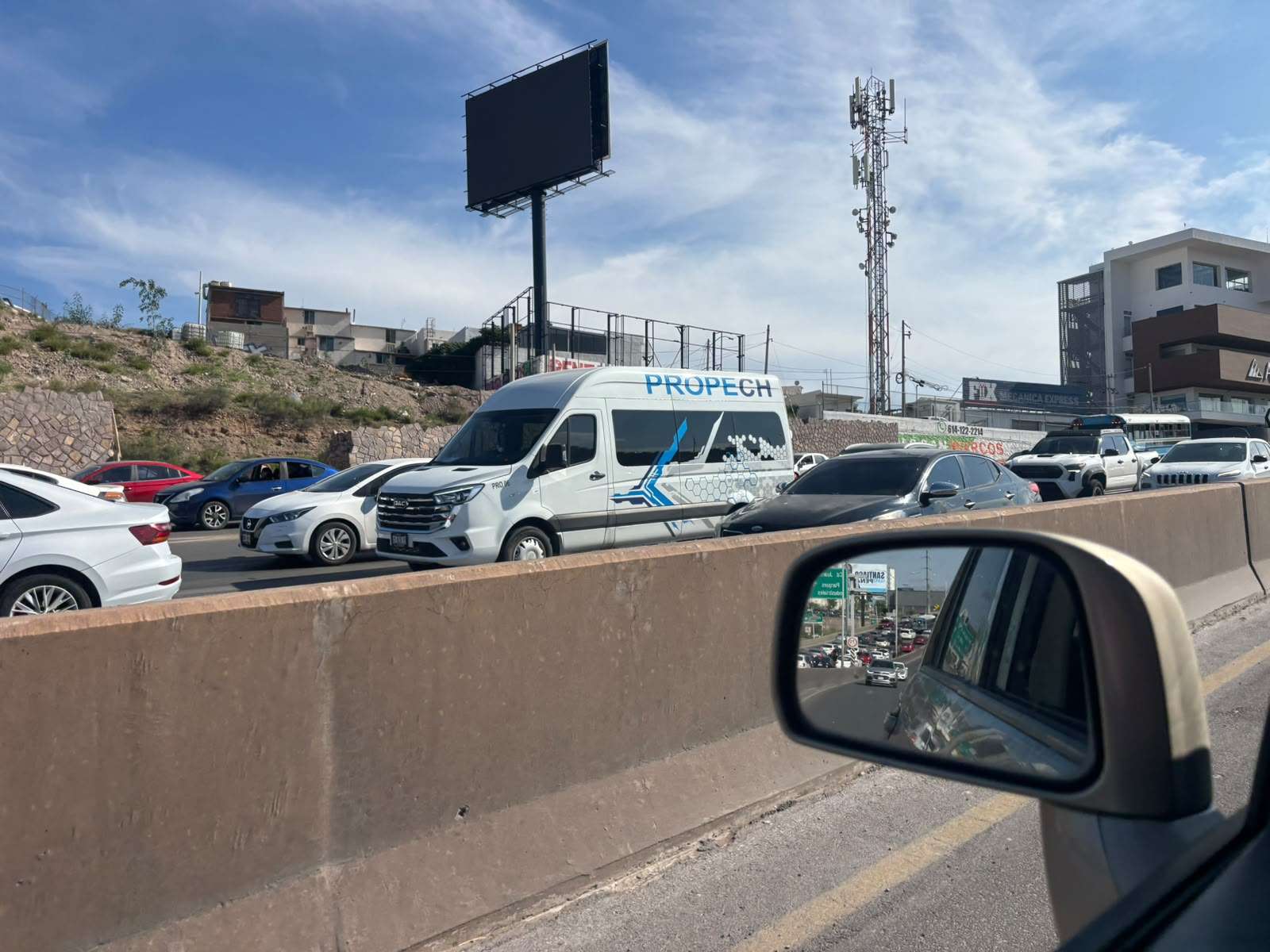 Choque entre tres vehículos provoca caos vial en el Perif. de la Juventud