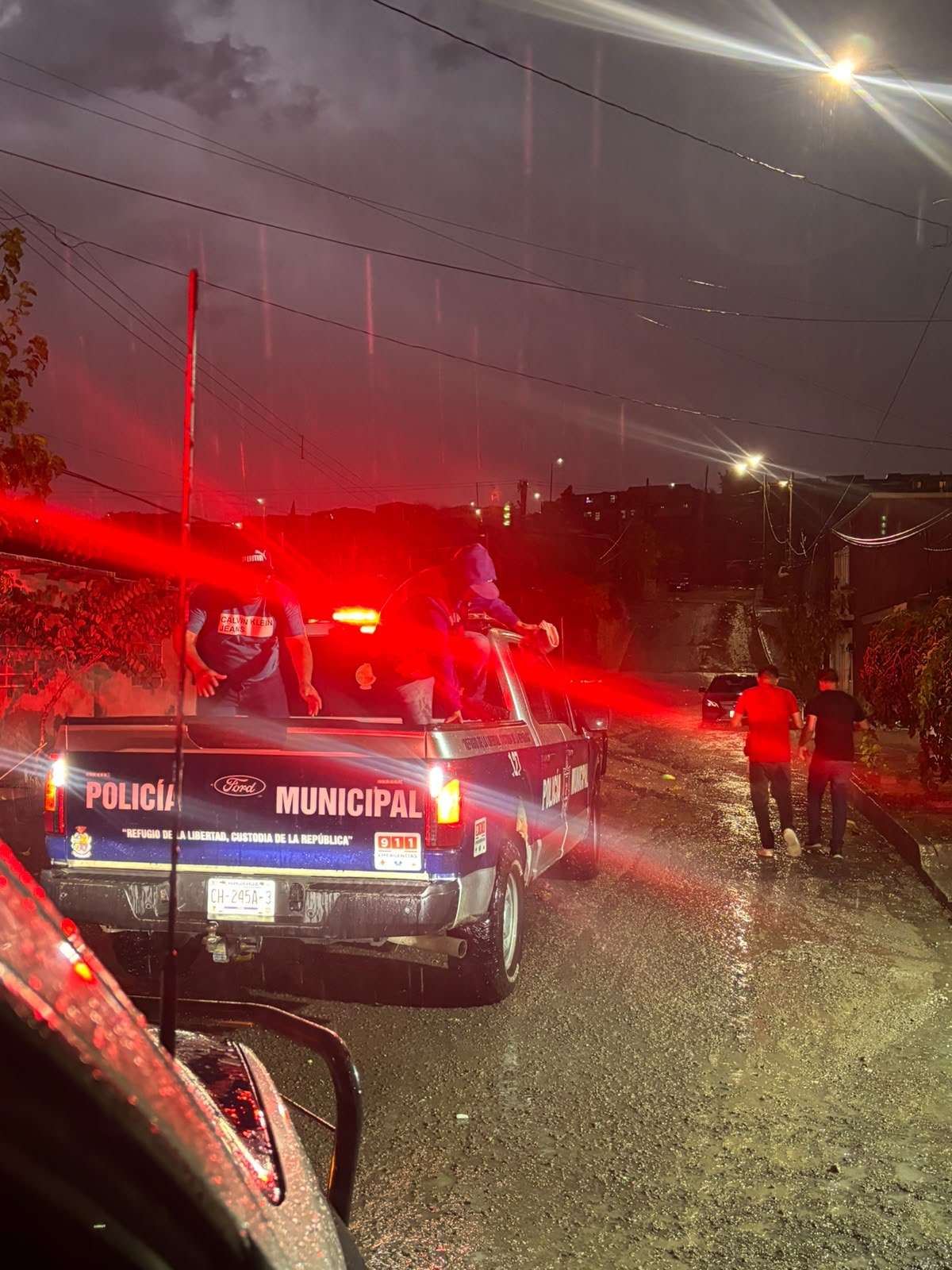 Auxilian policías a cuatro hombres atrapados por la corriente