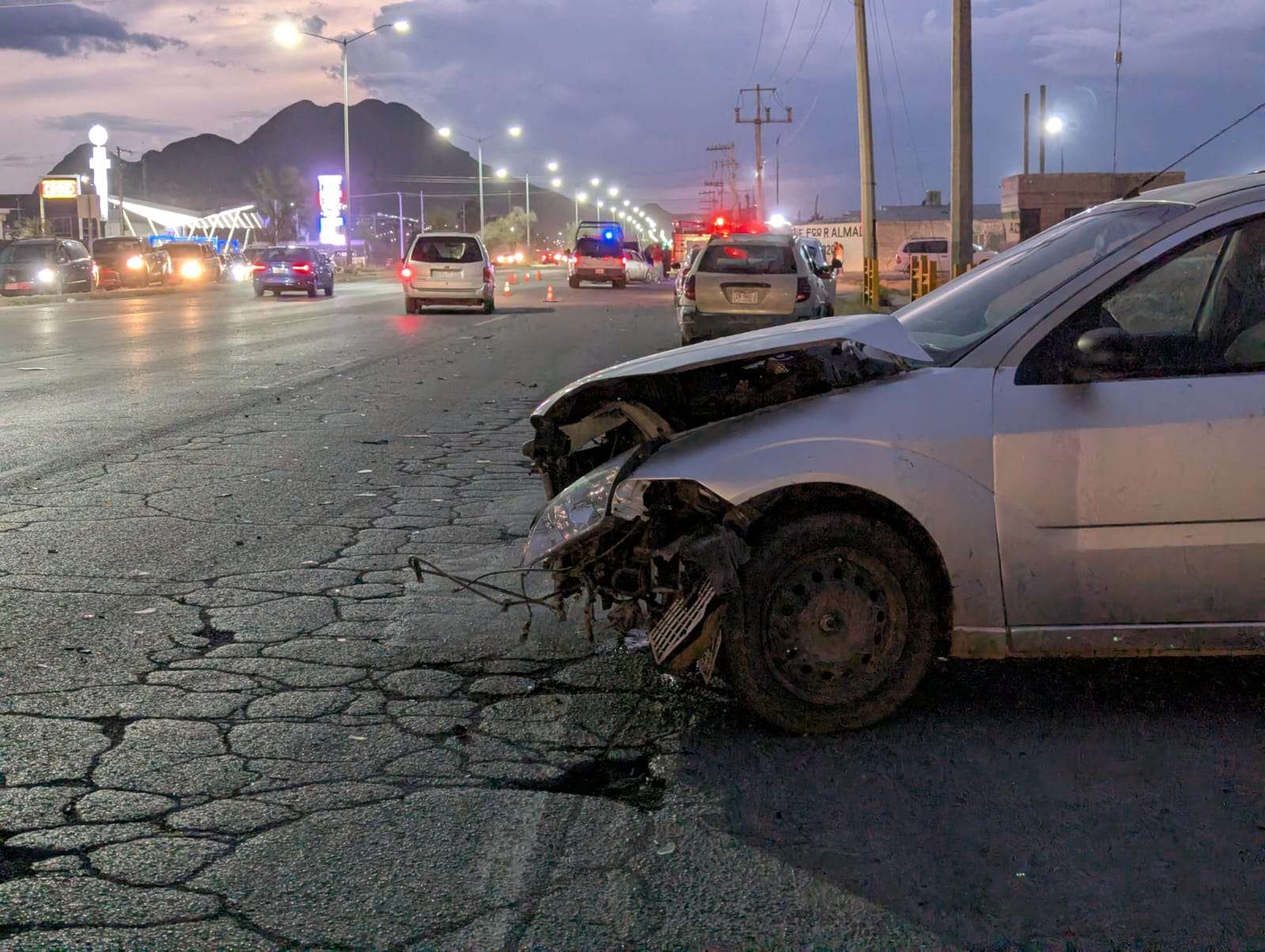 Queda atrapado tras choque en periférico R. Almada