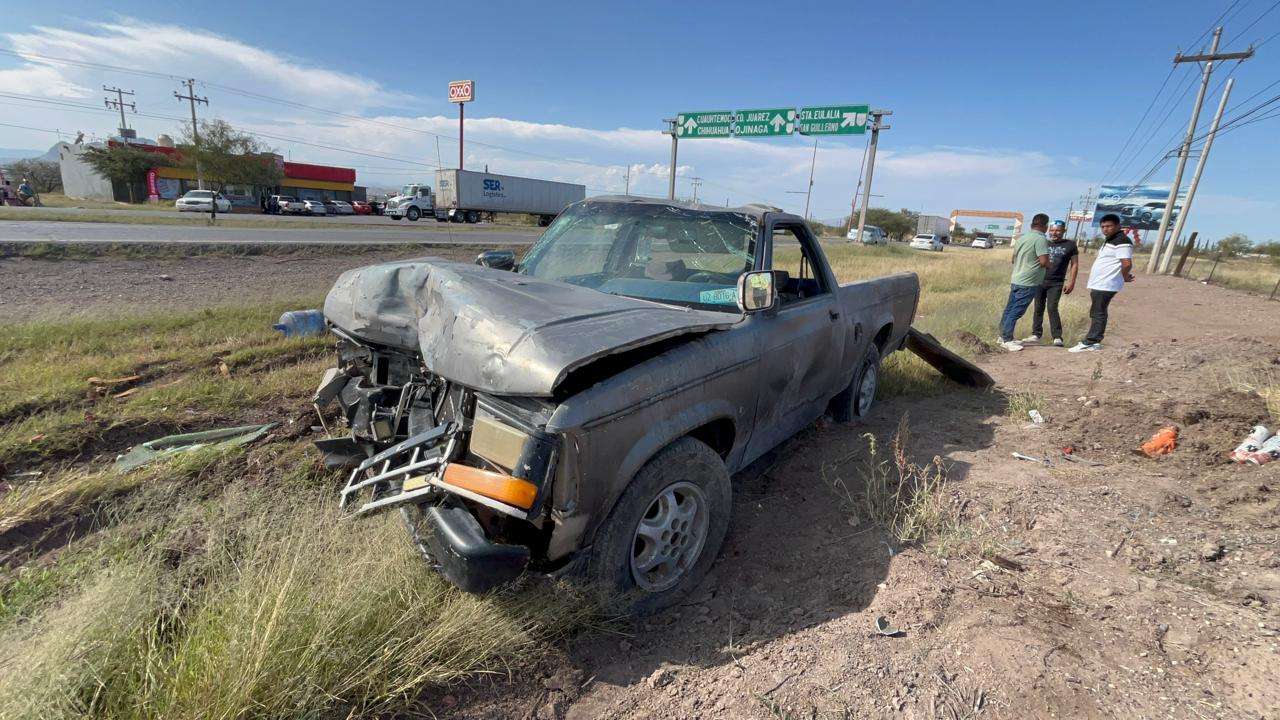 Deja choque-volcadura en la carretera Delicias-Chihuahua, dos heridos