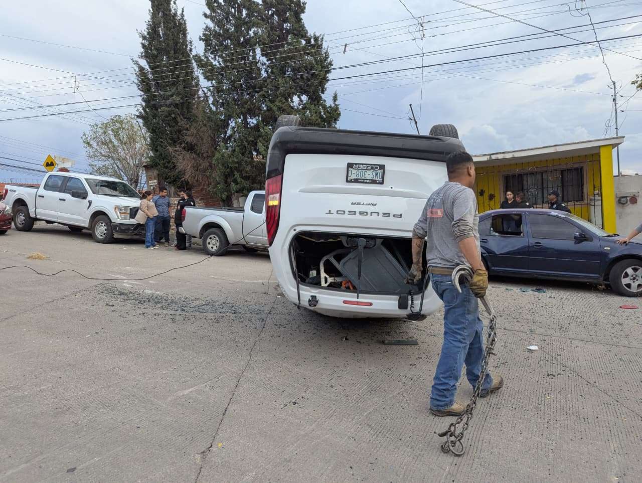 Vuelca Peugeot al ser impactado por un Corolla en la Campesina