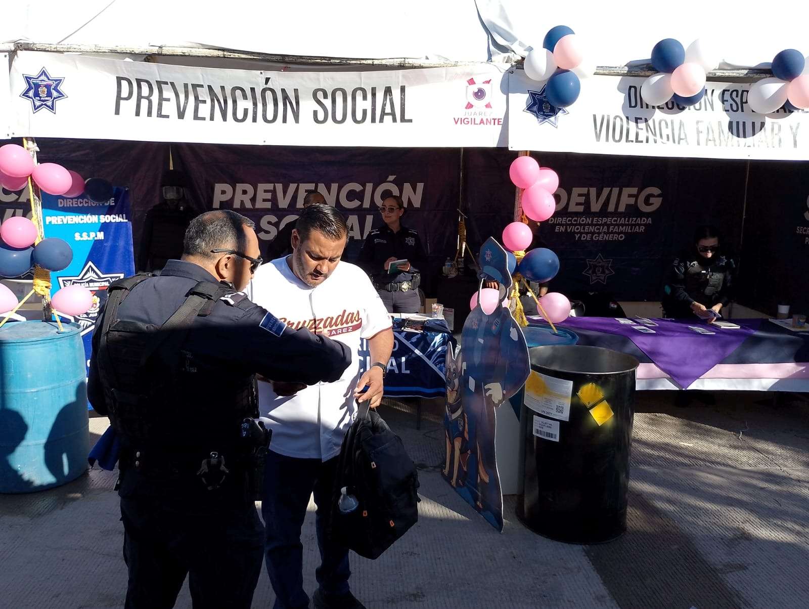 Resguardan policías a menor extraviada durante evento comunitario