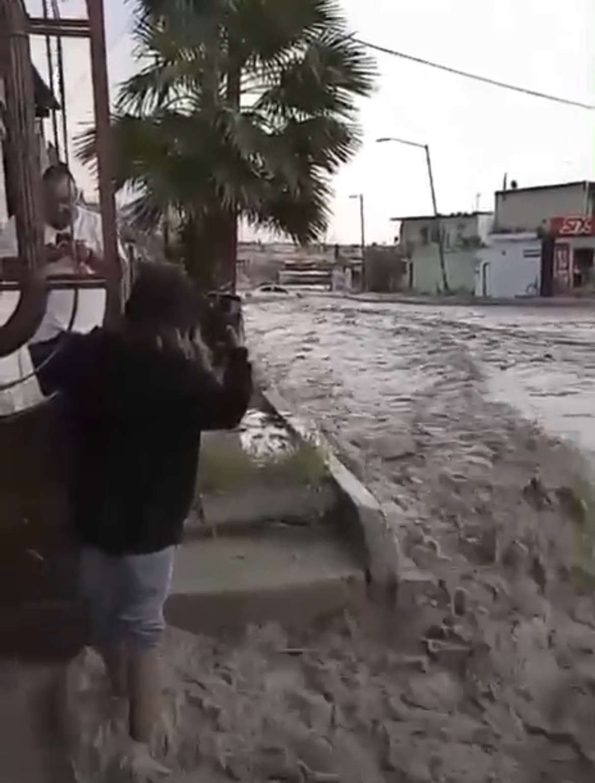 Rescatan dos vehículos arrastrados por la corriente