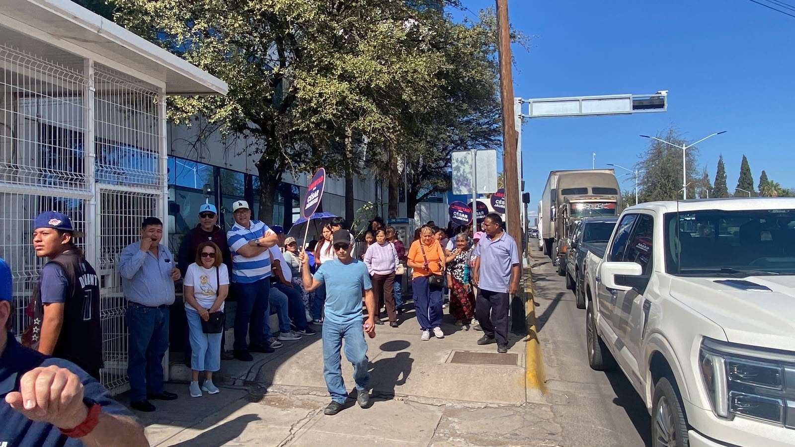 Arriba caravana de apoyo a Jauregui a la FGR