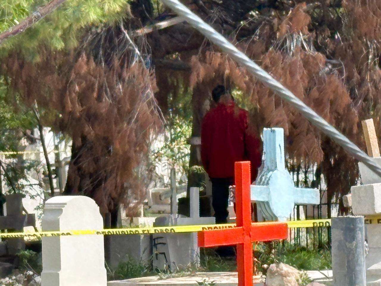 Hallan a persona suspendida al fondo del panteón municipal