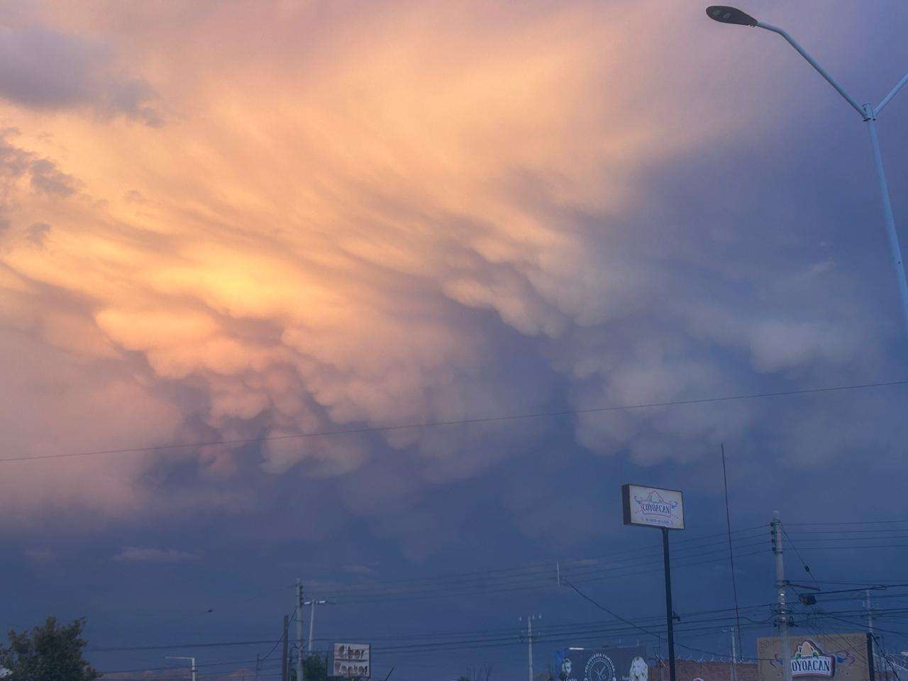 Sorprende cielo de Chihuahua con tonos dorados y una curiosa formación de nubes