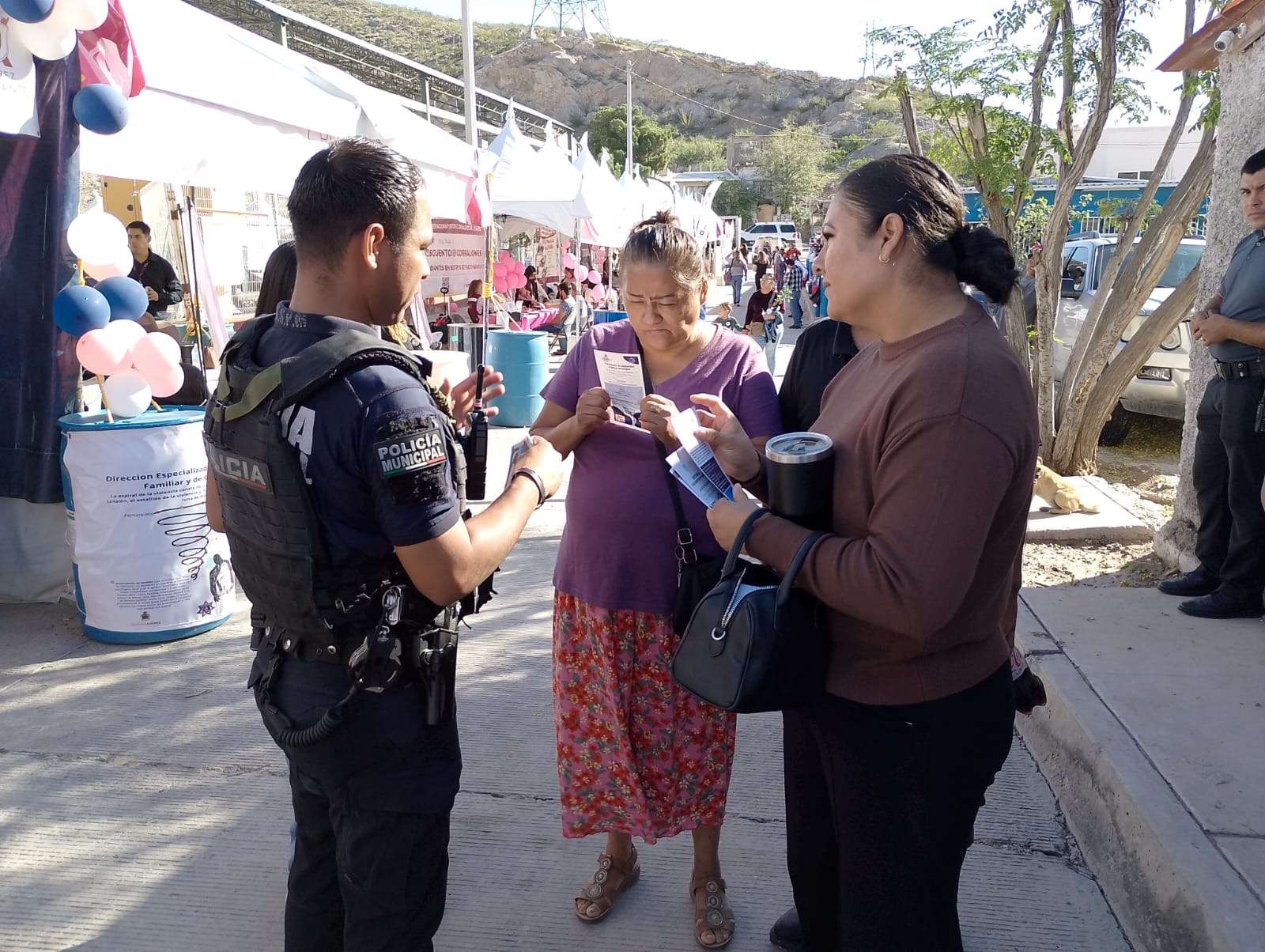 Resguardan policías a menor extraviada durante evento comunitario