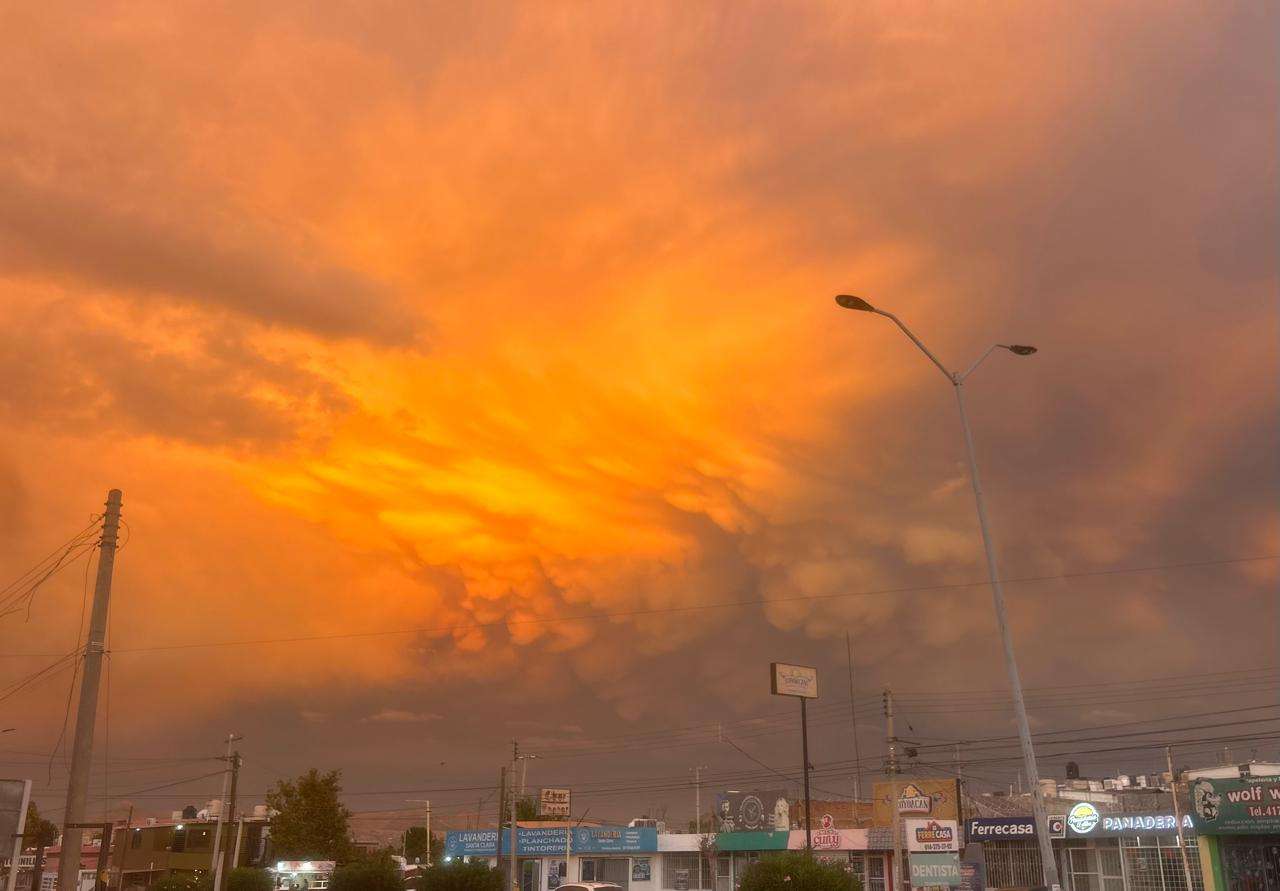 Sorprende cielo de Chihuahua con tonos dorados y una curiosa formación de nubes