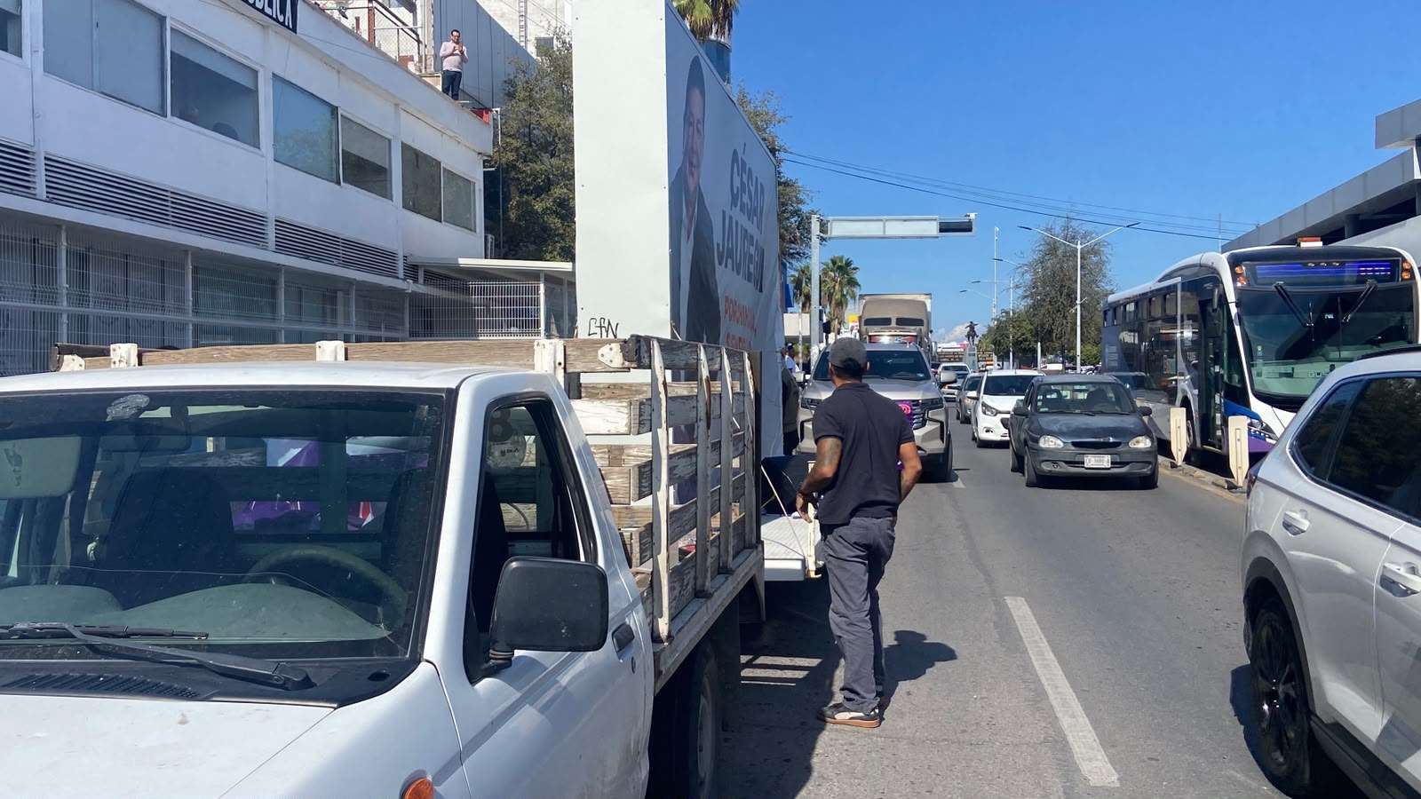 Arriba caravana de apoyo a Jauregui a la FGR