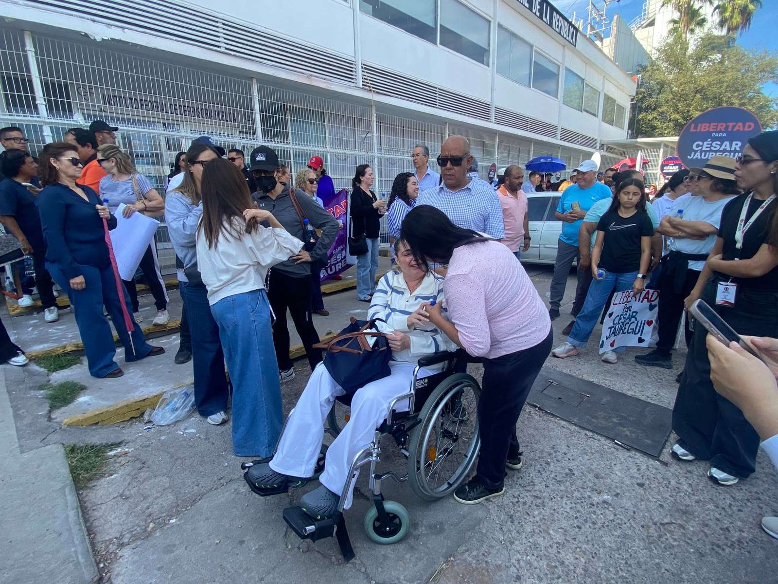 Acude a manifestación en silla de ruedas esposa de Jauregui