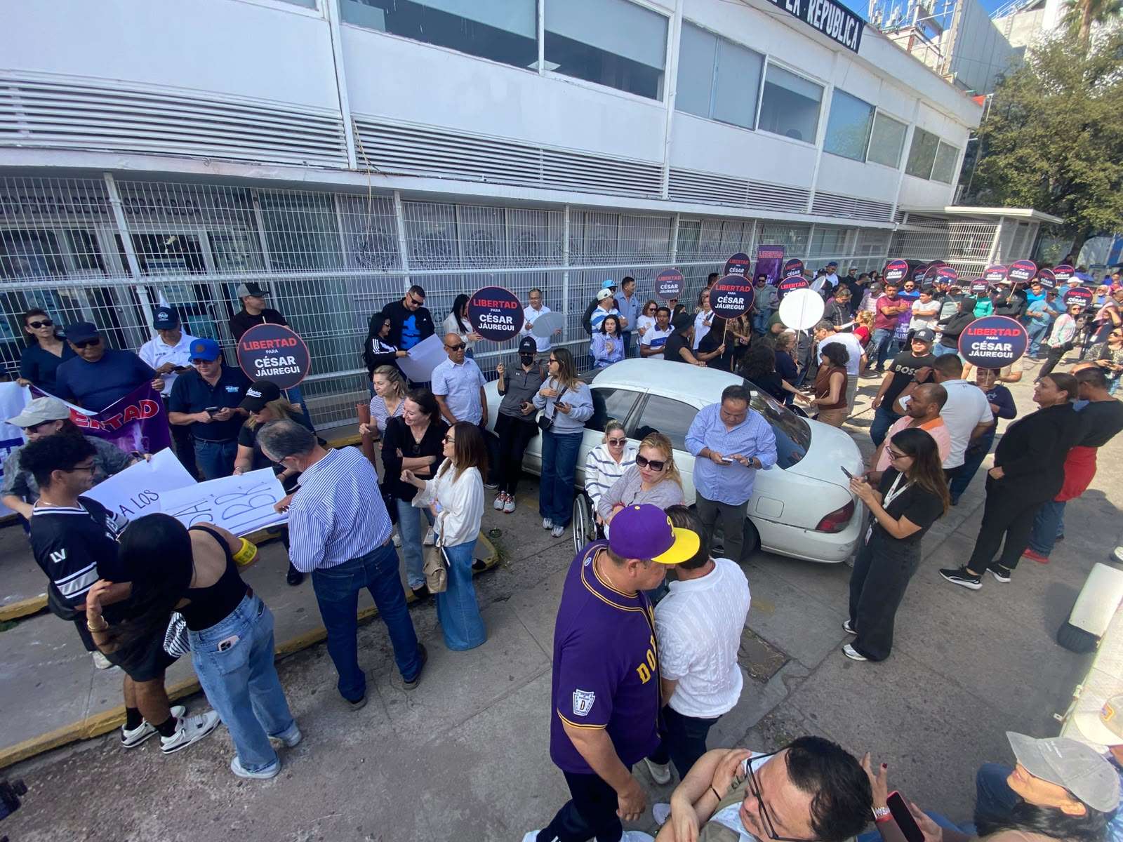 Acude a manifestación en silla de ruedas esposa de Jauregui