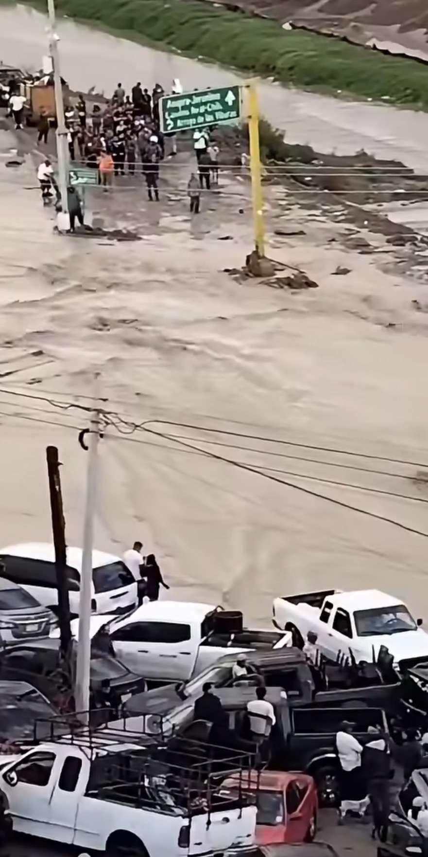 Rescatan dos vehículos arrastrados por la corriente