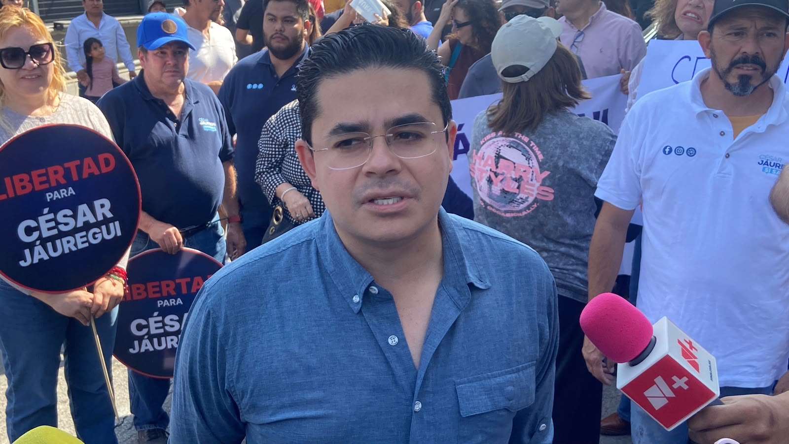 Acude Rafa Loera a marcha de Jauregui y pide solidaridad antes que política