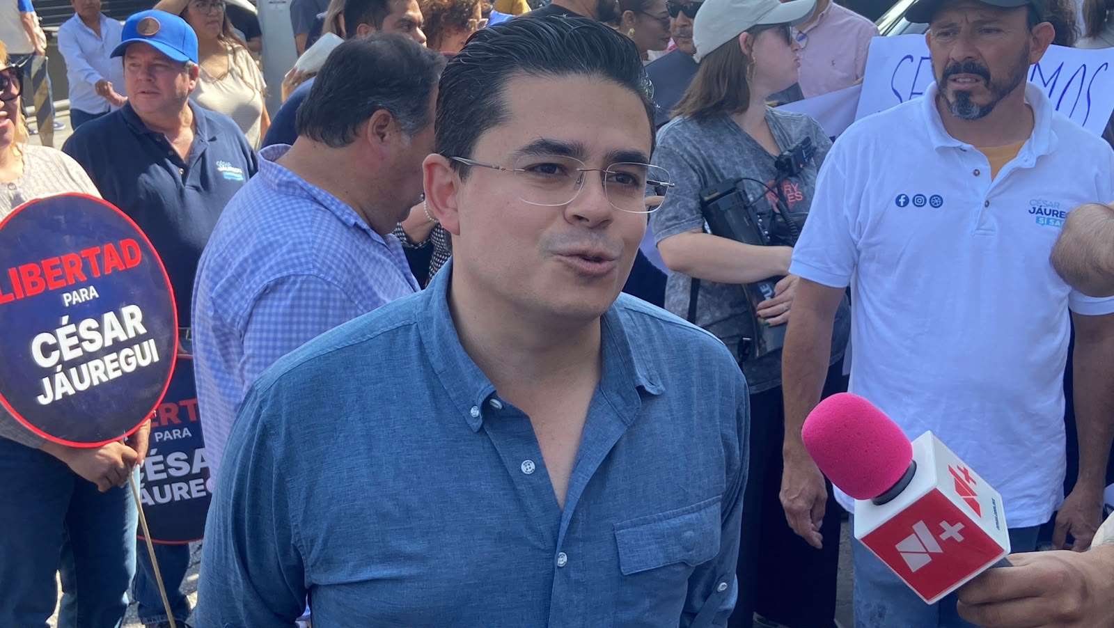 Acude Rafa Loera a marcha de Jauregui y pide solidaridad antes que política