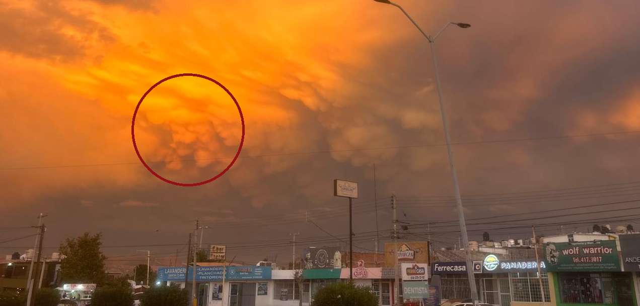 Sorprende cielo de Chihuahua con tonos dorados y una curiosa formación de nubes