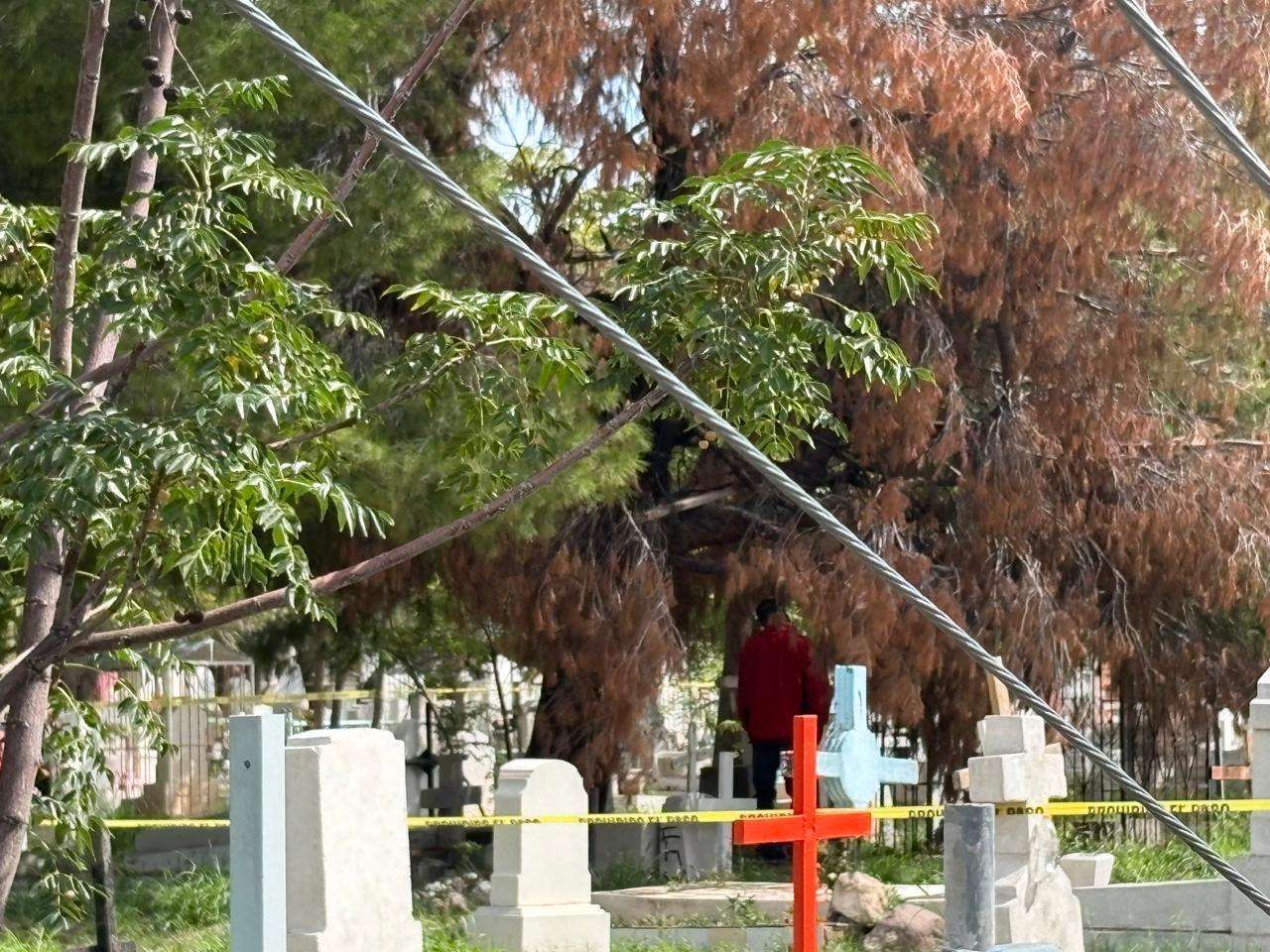 Hallan a persona suspendida al fondo del panteón municipal