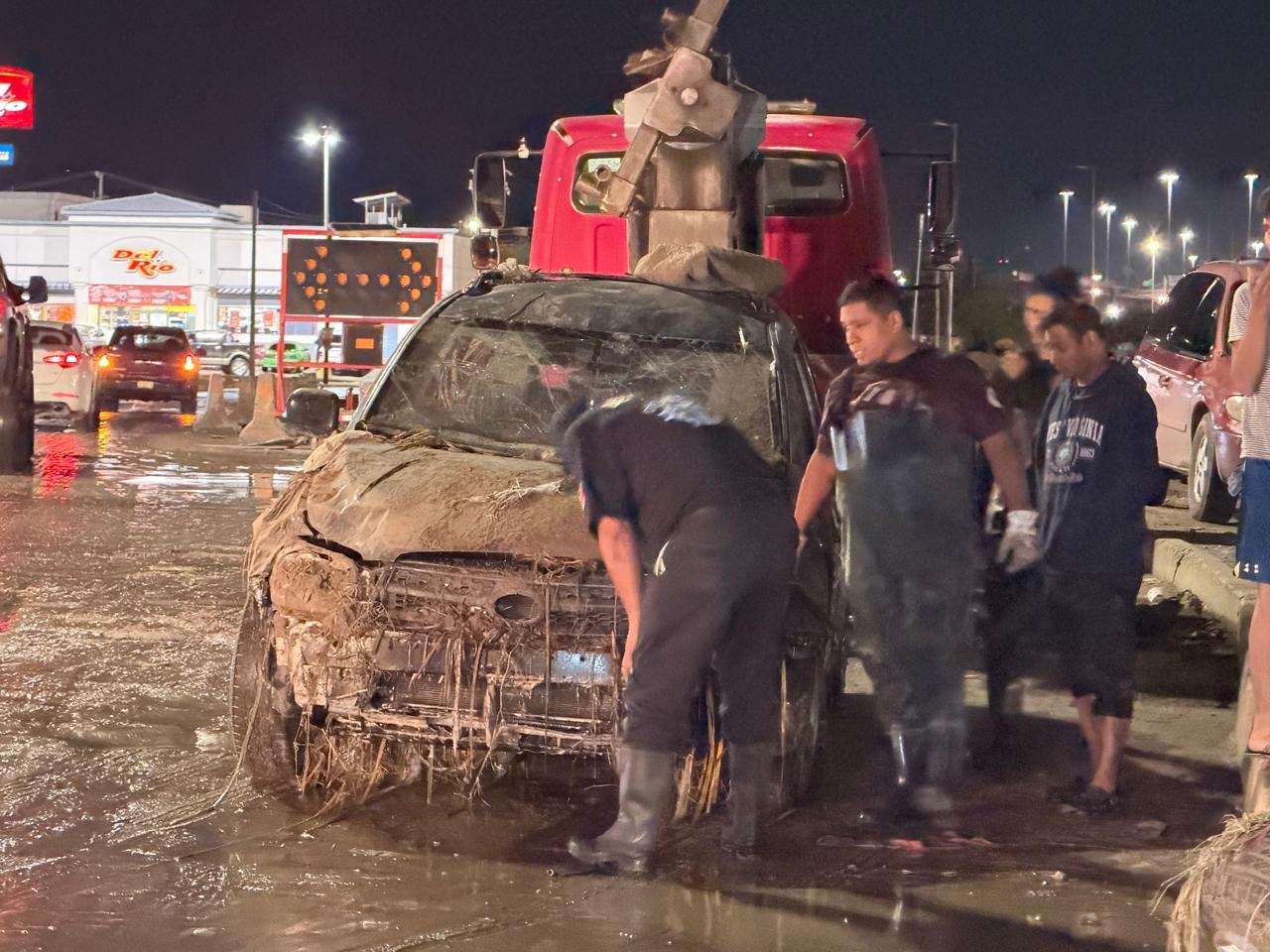 Arrastra tormenta vehículos por fuertes corrientes de agua en el poniente de la ciudad