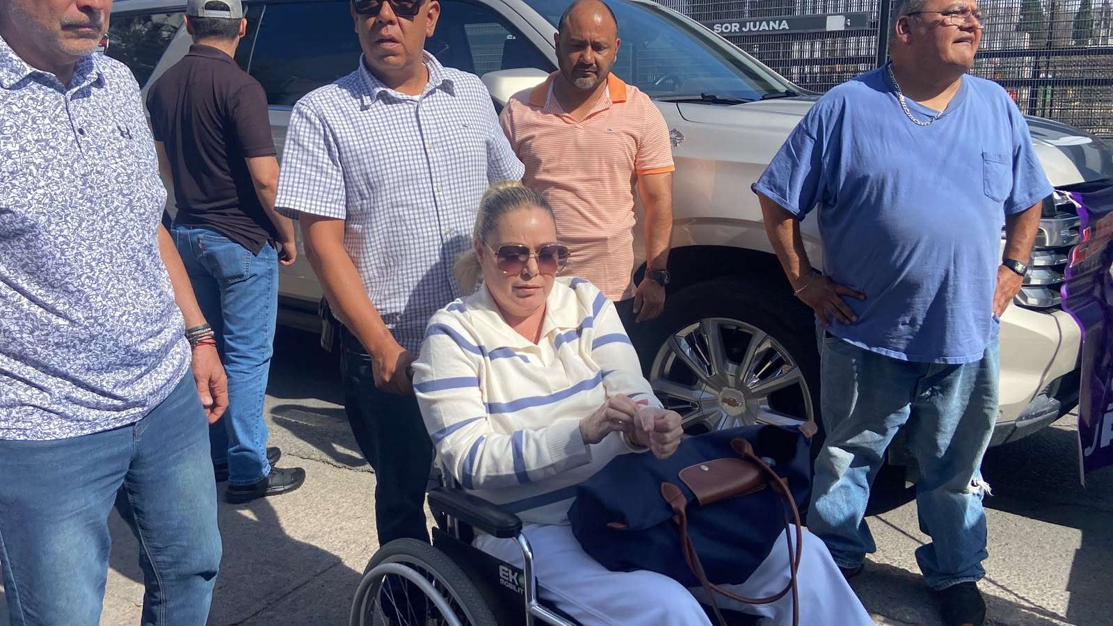 Acude a manifestación en silla de ruedas esposa de Jauregui