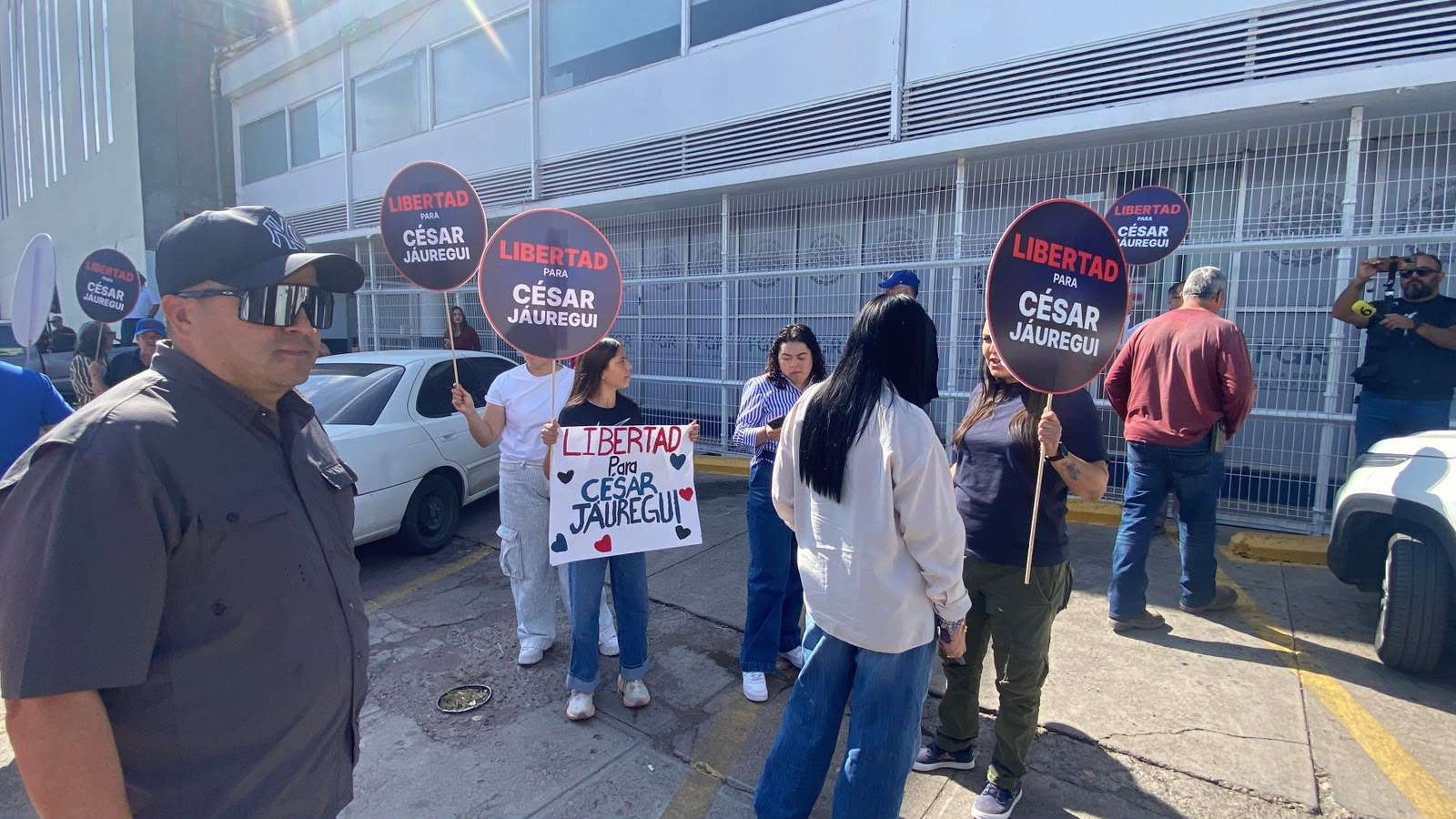Arriba caravana de apoyo a Jauregui a la FGR