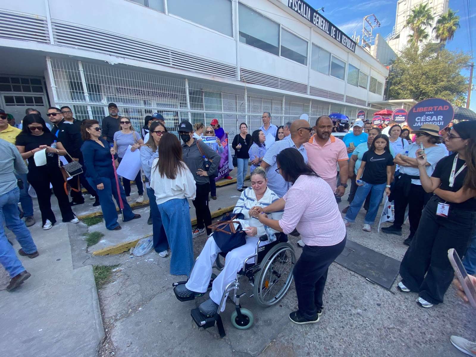 Acude a manifestación en silla de ruedas esposa de Jauregui