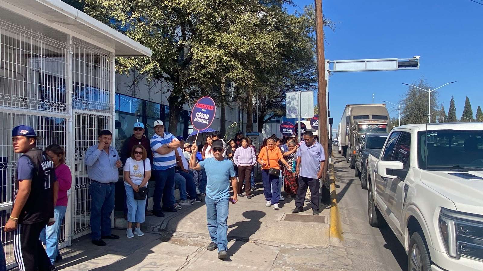 Arriba caravana de apoyo a Jauregui a la FGR