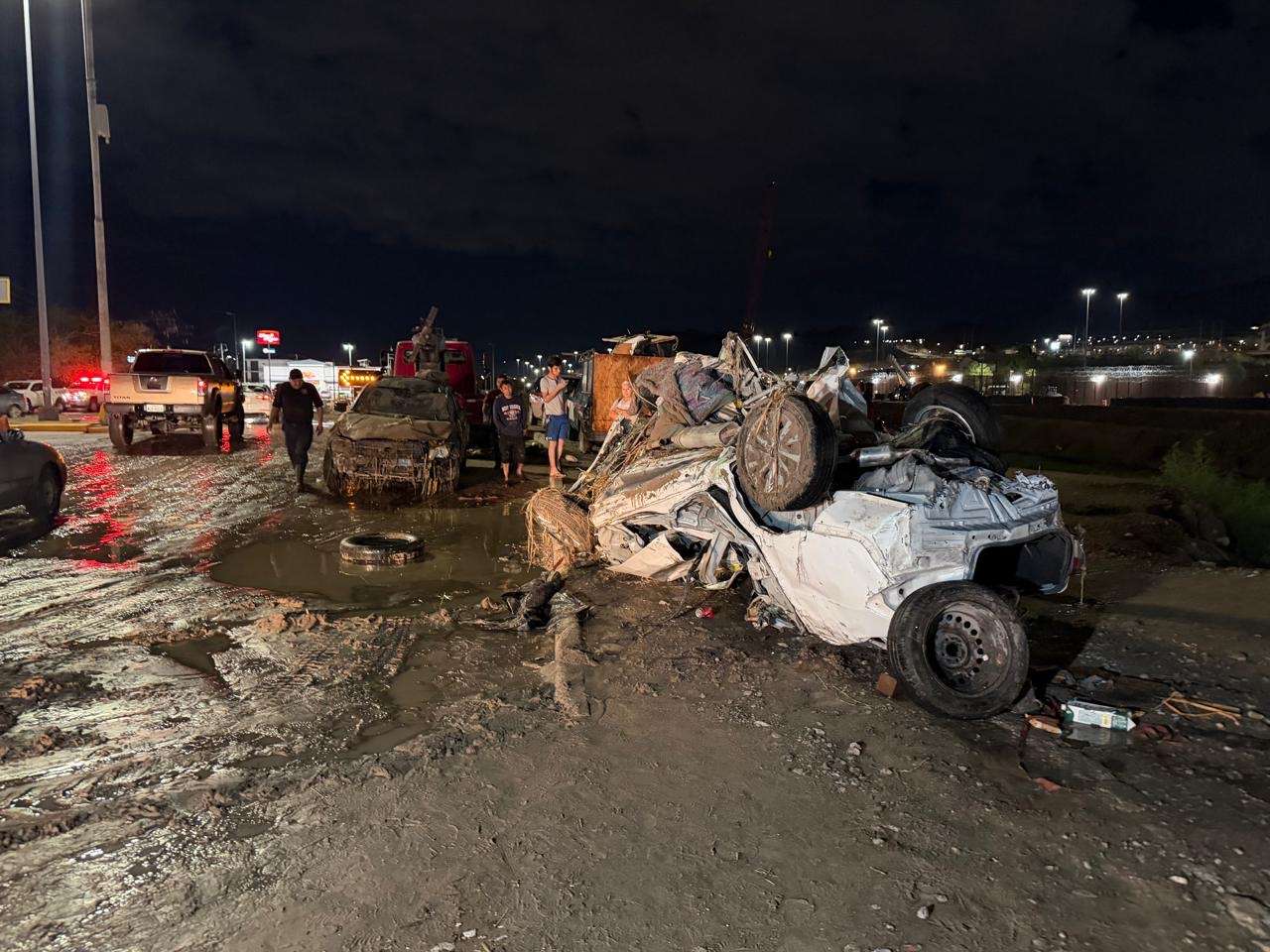 Arrastra tormenta vehículos por fuertes corrientes de agua en el poniente de la ciudad