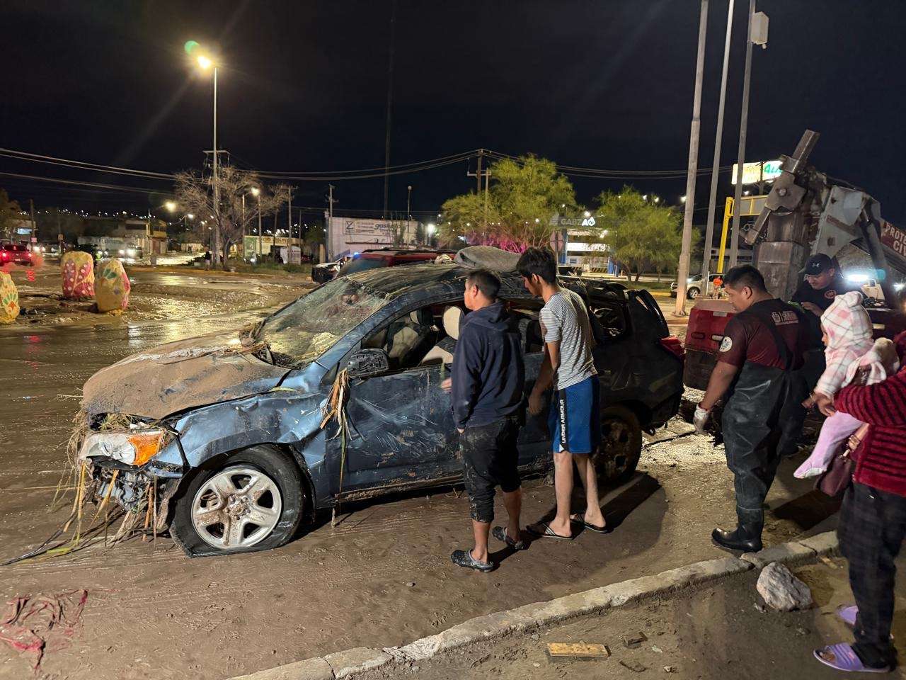 Arrastra tormenta vehículos por fuertes corrientes de agua en el poniente de la ciudad