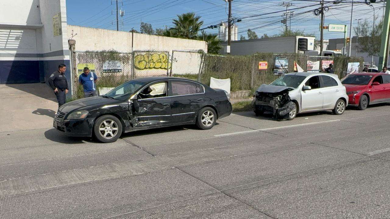 Genera fuerte choque múltiple caos vial en la Juan Escutia