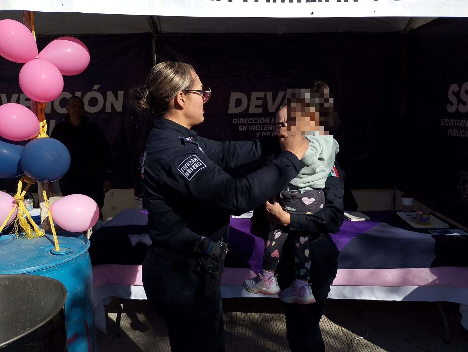 Resguardan policías a menor extraviada durante evento comunitario