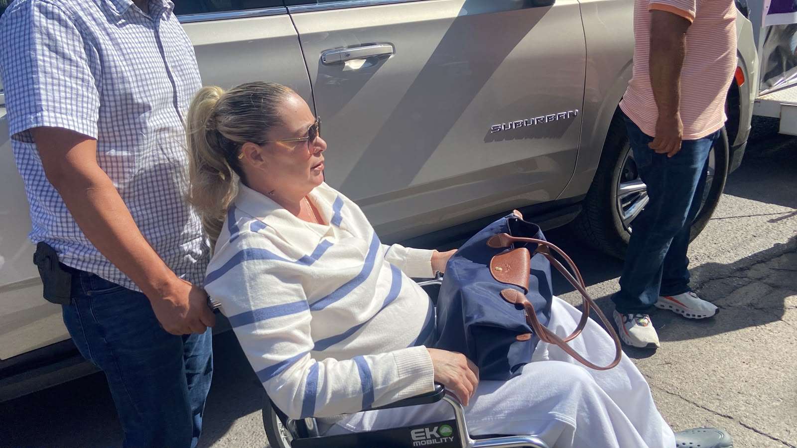 Acude a manifestación en silla de ruedas esposa de Jauregui