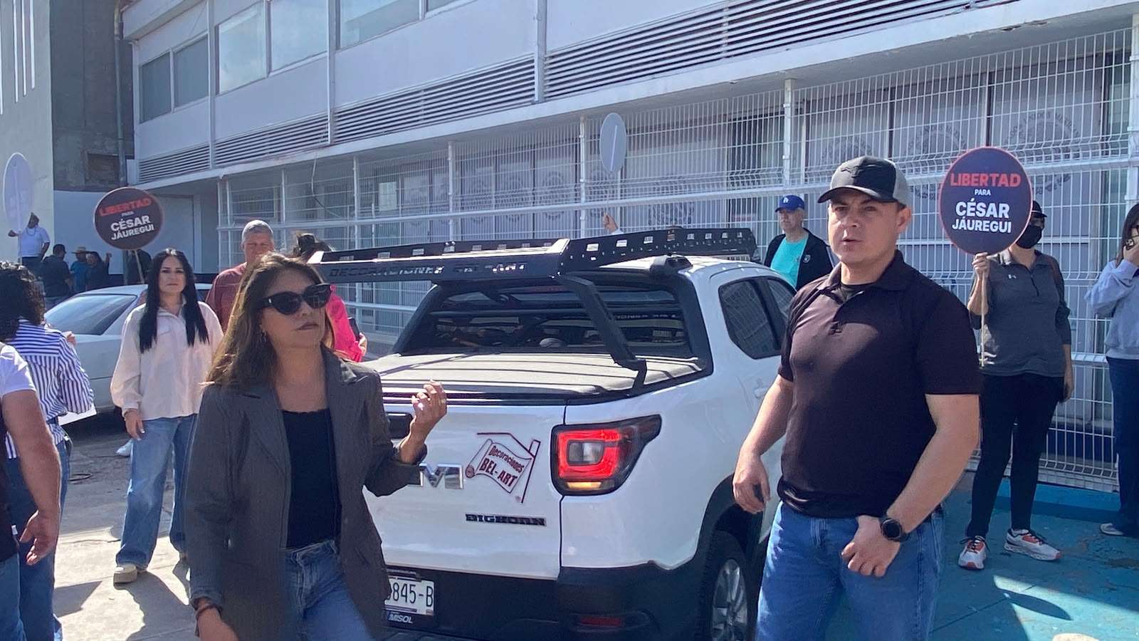 Arriba caravana de apoyo a Jauregui a la FGR