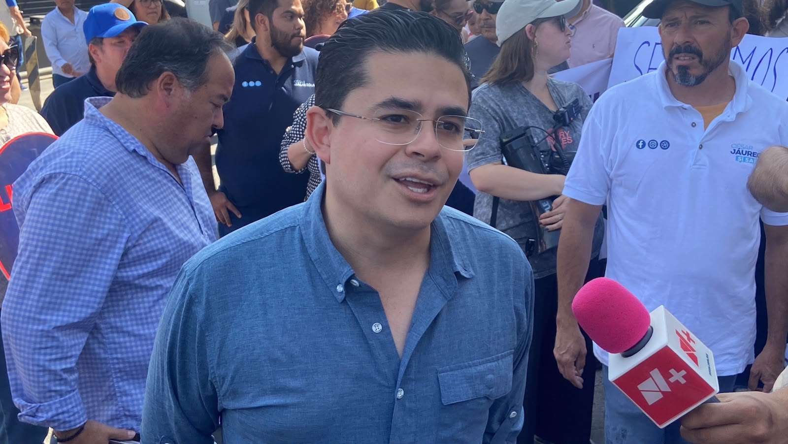 Acude Rafa Loera a marcha de Jauregui y pide solidaridad antes que política