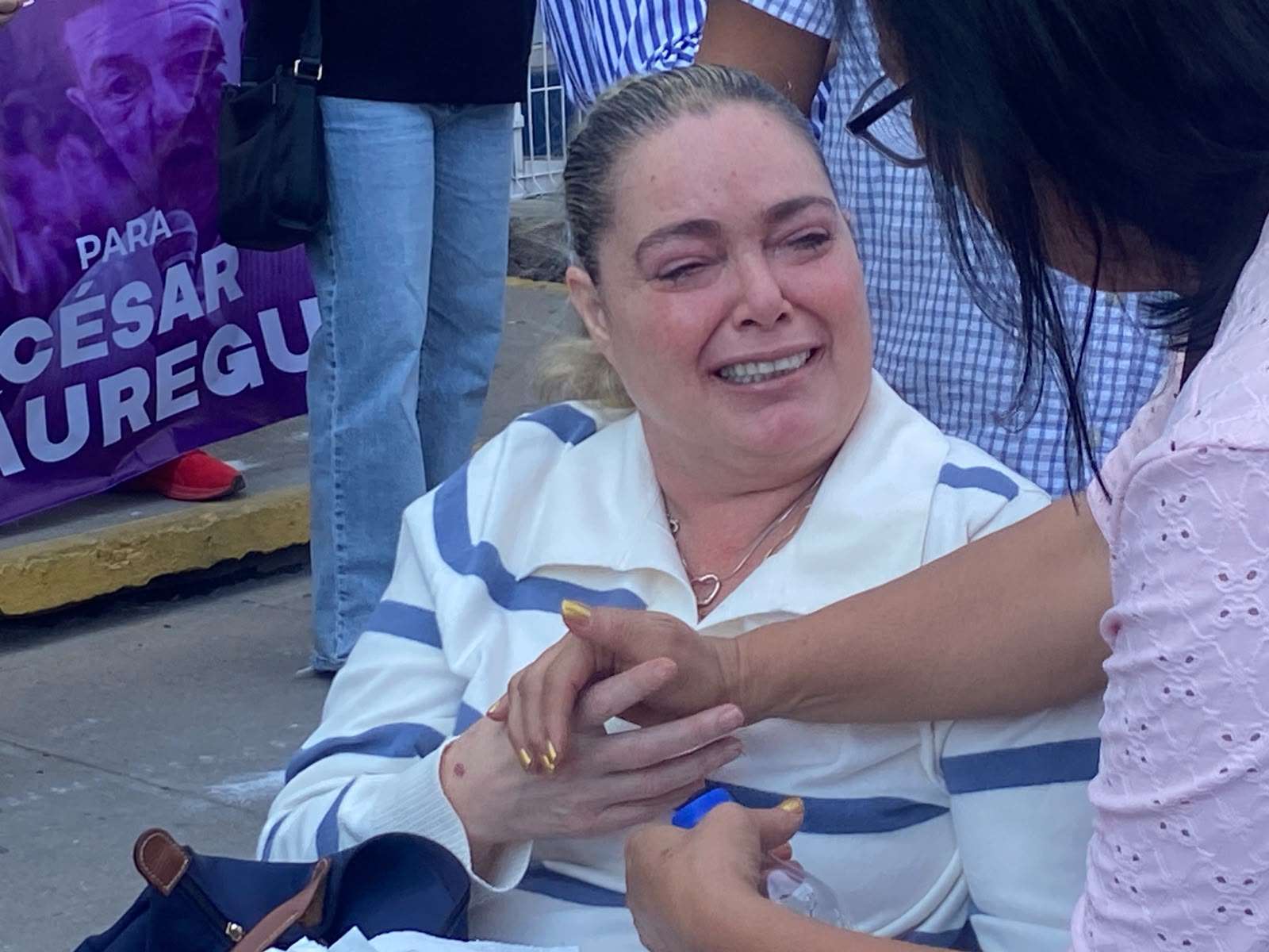 Acude a manifestación en silla de ruedas esposa de Jauregui