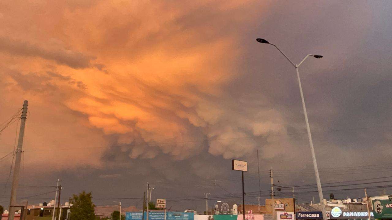 Sorprende cielo de Chihuahua con tonos dorados y una curiosa formación de nubes